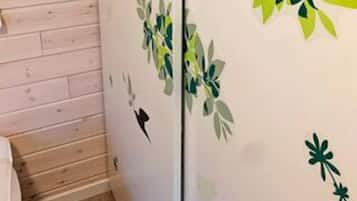 Un piso de madera y una pared con una puerta.