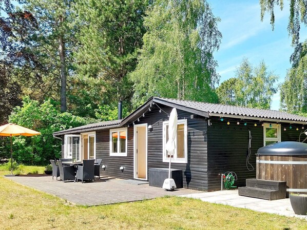 A cabin with a deck, outdoor seating, and a hot tub. - 6 Person Holiday Home in Jaegerspris-by Traum (Jægerspris)