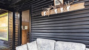 Een modern interieur met een bank en decoraties van gewei aan de muur.