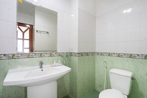 ห้องแฟมิลี่ดับเบิล | ห้องน้ำ | ฝักบัว, ฝักบัวนวดด้วยพลังน้ำ, ของใช้ในห้องน้ำฟรี, รองเท้าสวมภายในห้อง