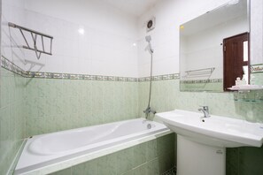 Luxury-Doppelzimmer | Badezimmer | Dusche, Hydromassagedusche, kostenlose Toilettenartikel, Hausschuhe