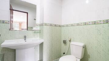 デラックス ダブルルーム (1 名様利用) | バスルーム | シャワー、水圧マッサージシャワー、バスアメニティ (無料)、スリッパ