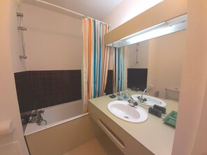 Bathroom - Charming Studio in Capbreton: Close to Harbor and Beaches, sleeps 4 (Capbreton)