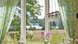 A dining area with a table, chairs, and a vase of flowers. - 4 Star Holiday Home in Bralanda (Bralanda)