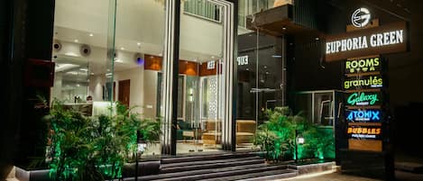 Vista frontal de la propiedad