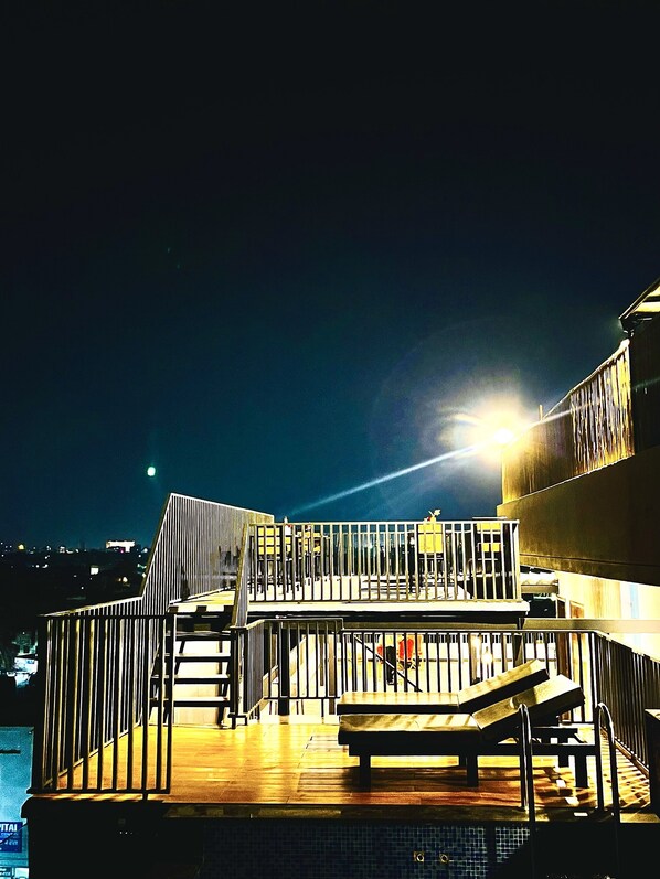 Poolside bar