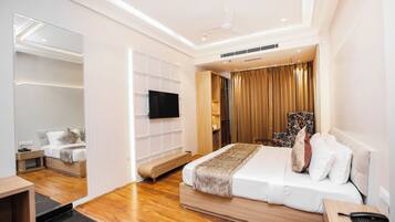 Superior Room, Bathtub, City View | Minibar, blackout curtains, soundproofing, iron/ironing board