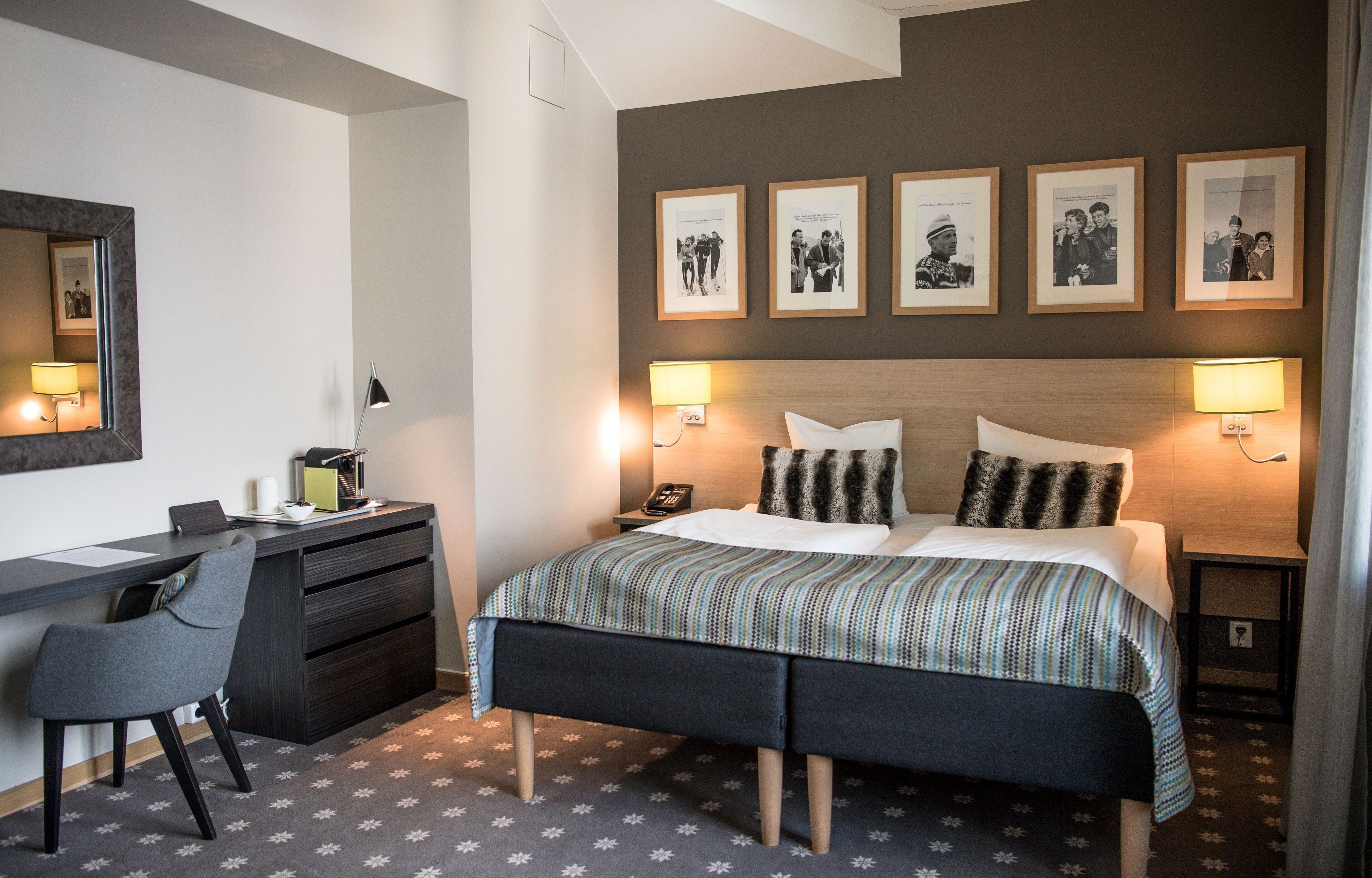 Dobbeltrom – junior | Sengetøy av topp kvalitet, senger med overmadrass og skrivebord