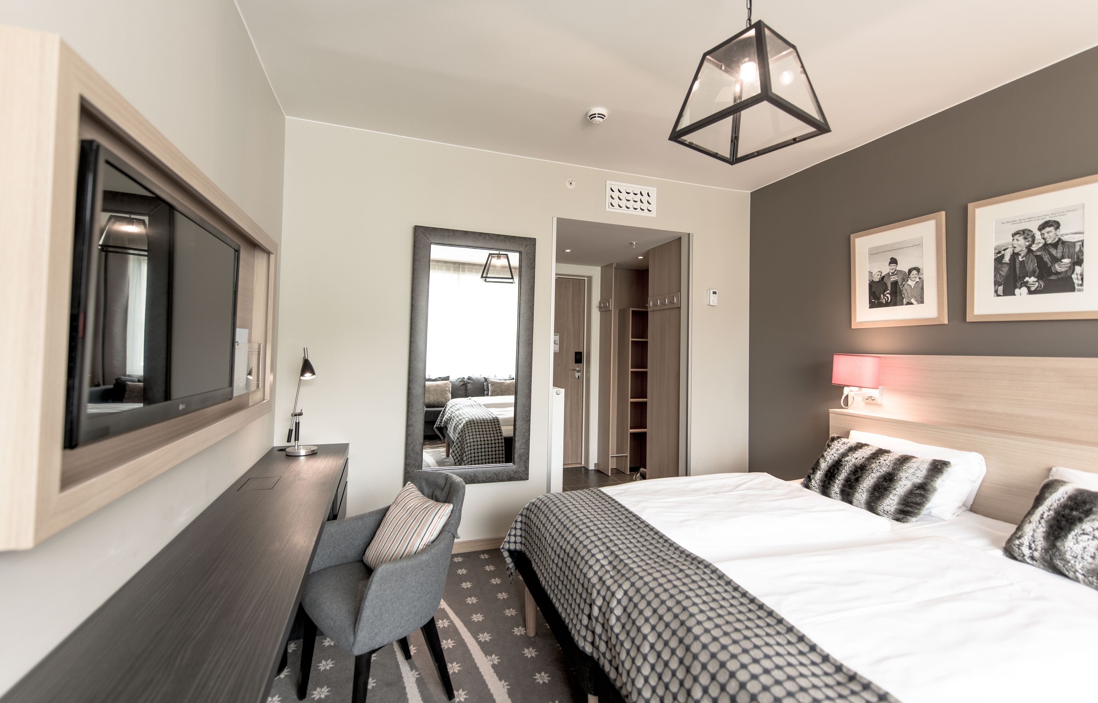 ベーシック ダブルルーム | 高級寝具、ピロートップベッド、デスク、ノートパソコン用作業スペース