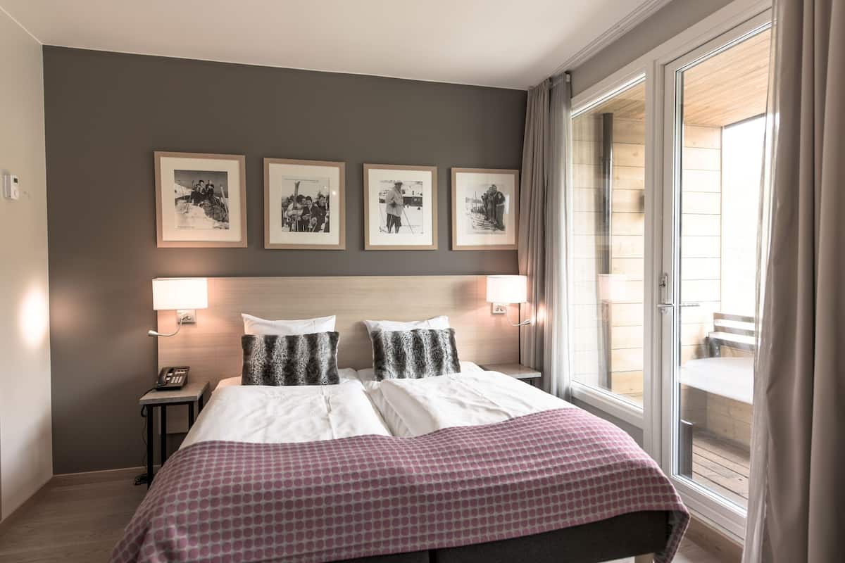 Eenvoudige tweepersoonskamer | Luxe beddengoed, pillowtop-bedden, een bureau, een laptopwerkplek