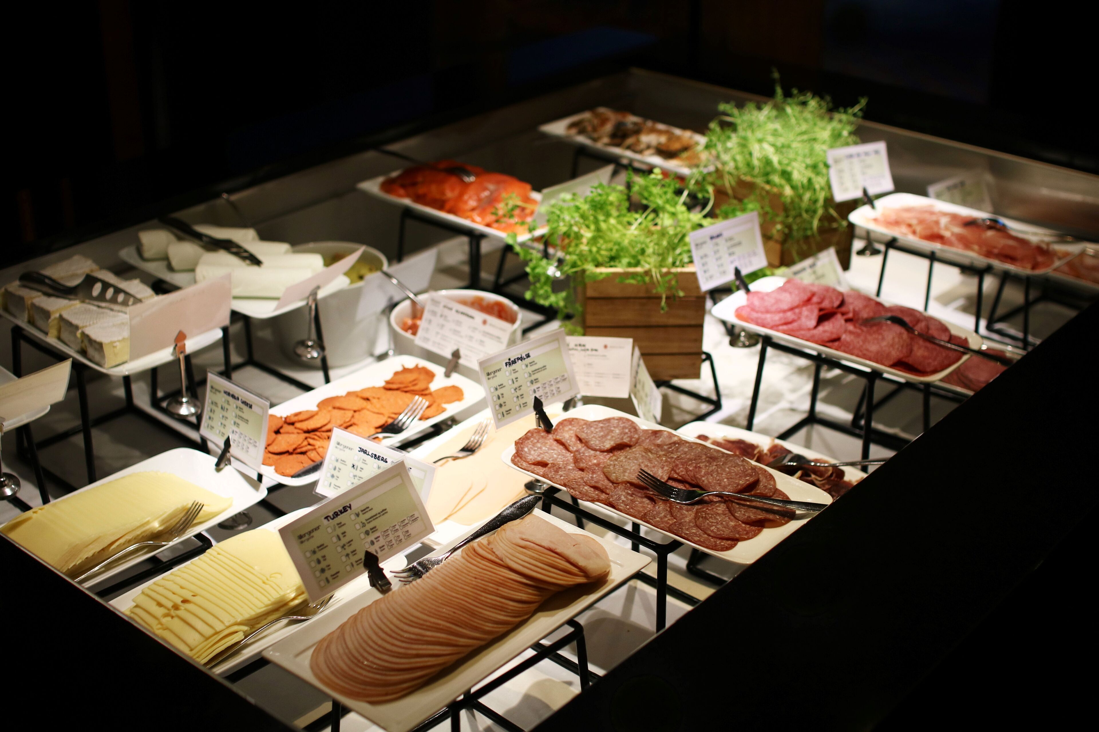 朝食 (ビュッフェ)、毎日提供 (無料)