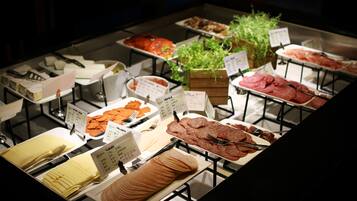 بوفيه فطور مجانًا يوميًا