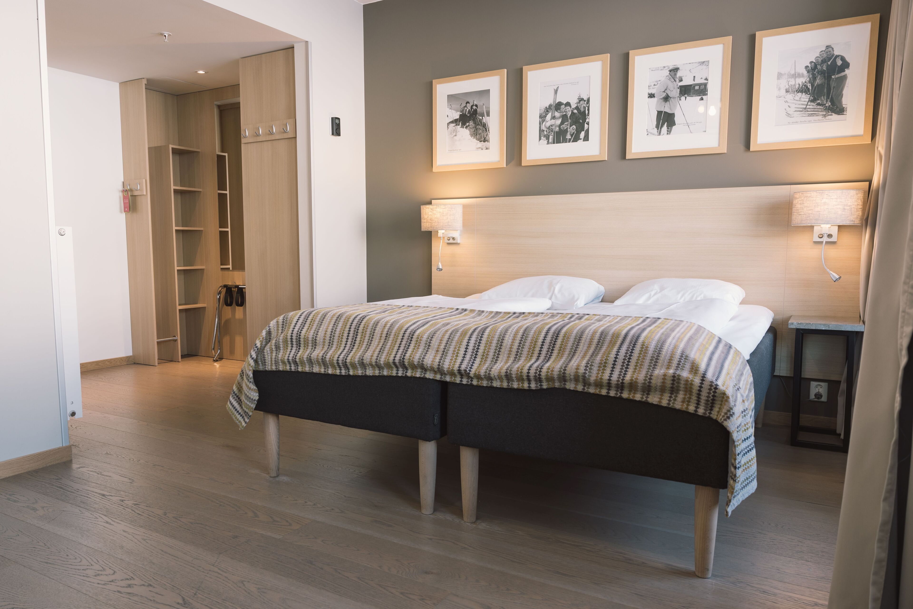 高档床上用品、加厚床垫、办公桌、笔记本电脑工作区