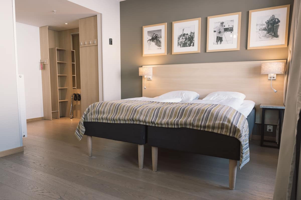 Ropa de cama de alta calidad, colchones con pillow-top y escritorio