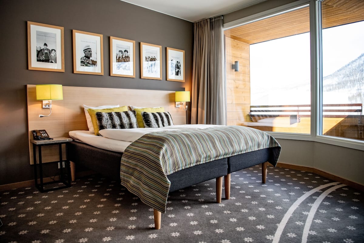 Junior tweepersoonskamer | Luxe beddengoed, pillowtop-bedden, een bureau, een laptopwerkplek
