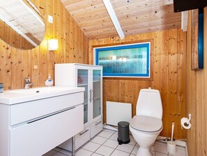 House | Bathroom - 5 Person Holiday Home in Farvang (Farvang)