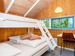 House | 3 bedrooms, individually furnished - 5 Person Holiday Home in Farvang (Farvang)