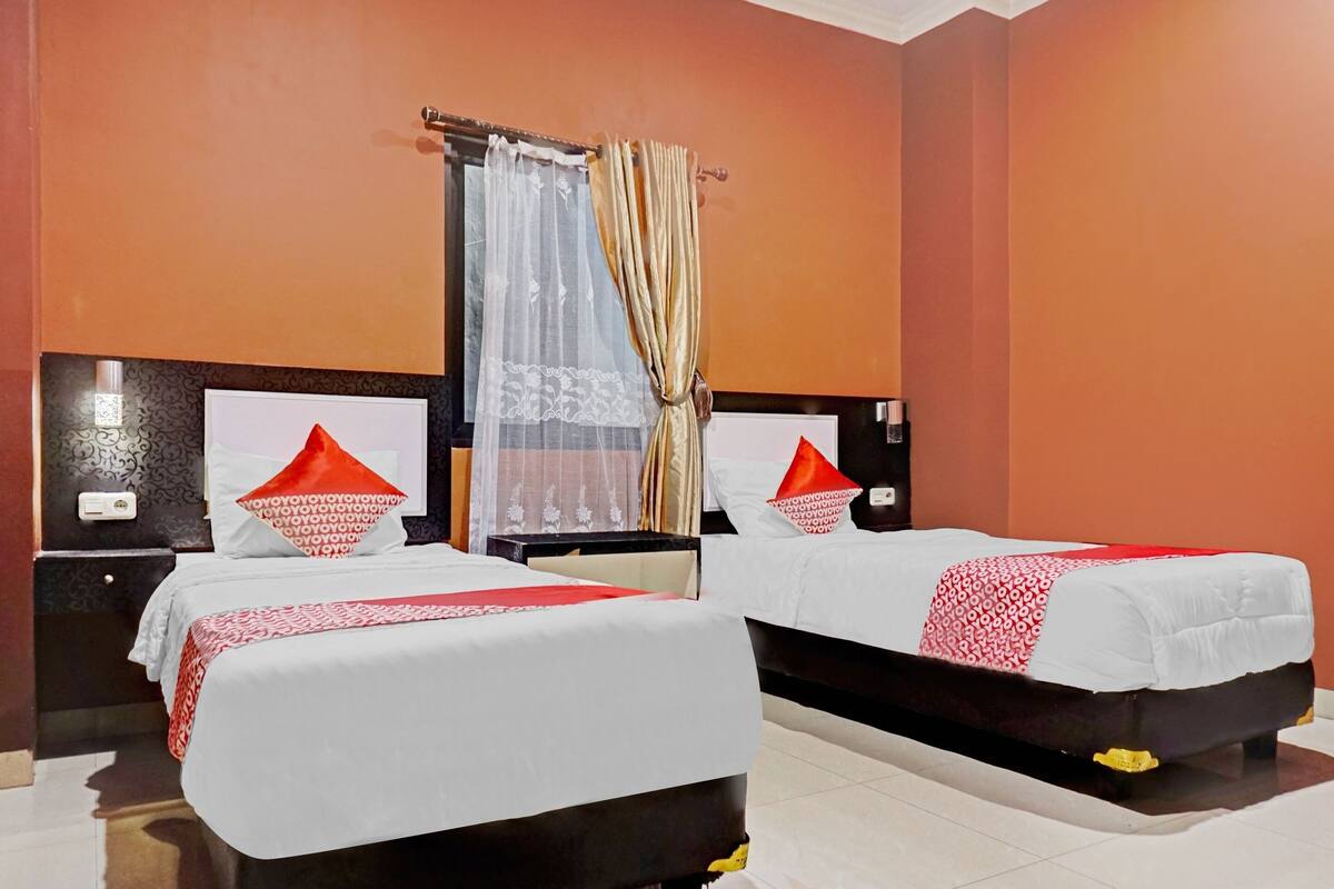 Laptop workspace, free WiFi, bed sheets