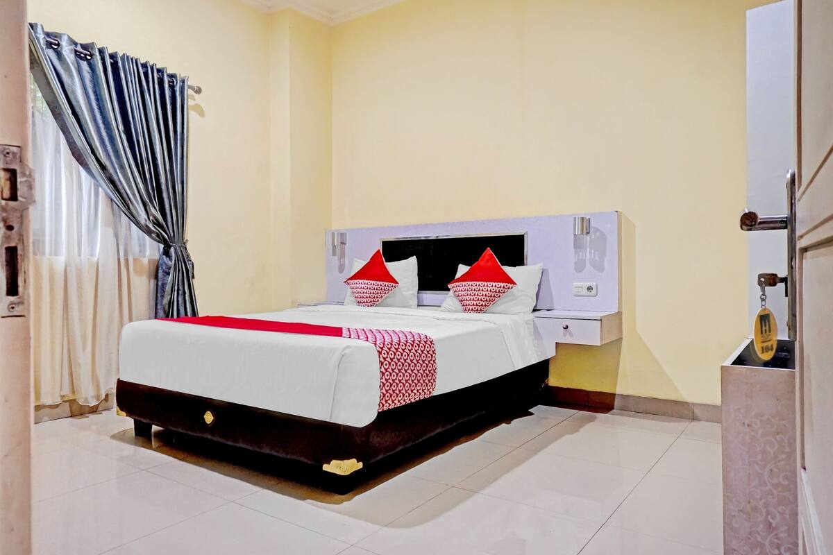 Laptop workspace, free WiFi, bed sheets