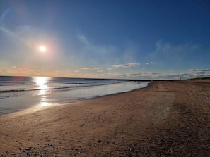A beach with a clear sky and the sun low on the horizon. - 4 Star Holiday Home in Blavand (Blavand)