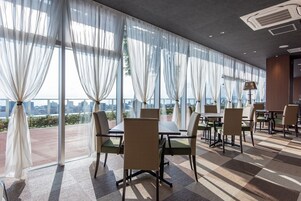 每日供应自助式早餐（每人 JPY 3000）