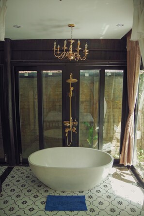 Secadora de cabello, toallas, jabón, shampoo
