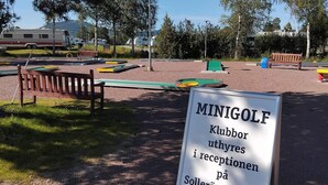 Segnale che indica che le mazze da minigolf sono a noleggio alla reception del campeggio di Sollerö.