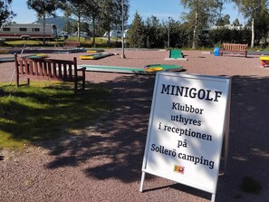 A sign for Minigolf Klubbor uthyreis i receptionen på Sollerö camping.