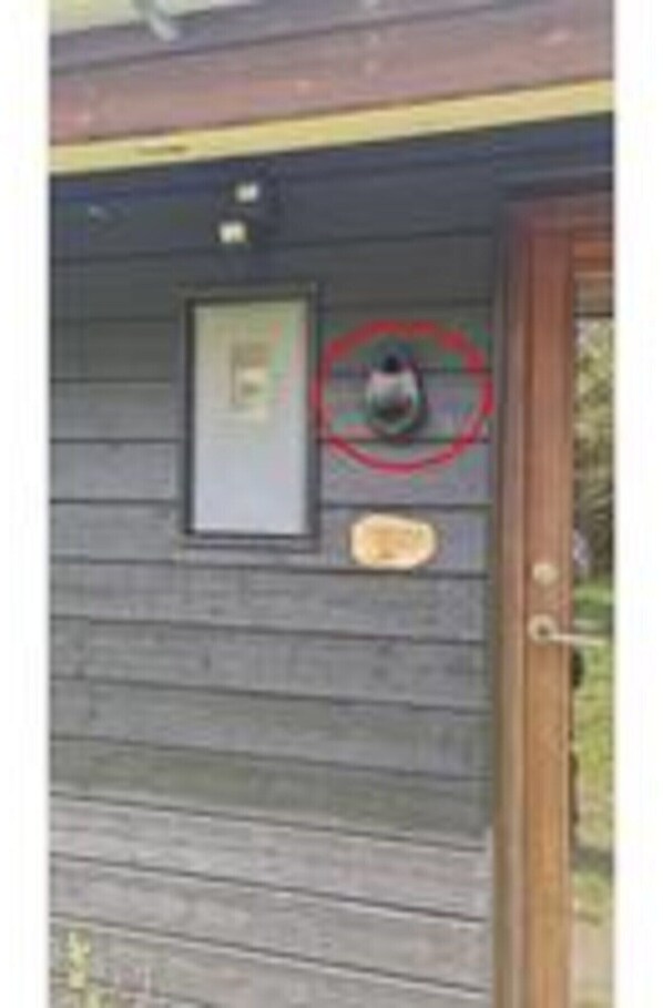 Unclassified image, 1 of 3, button