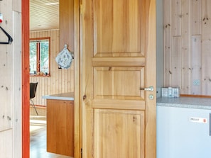 Una puerta de madera con un picaporte, un letrero que dice 'PRIVAT' y una encimera con objetos.