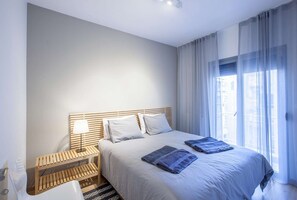 3 Schlafzimmer, Schreibtisch, Bügeleisen/Bügelbrett, Reisekinderbett