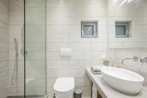Doccia, asciugacapelli, asciugamani, sapone