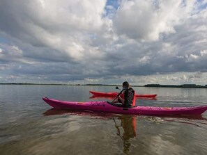 A person in a pink kayak on calm water with a cloudy sky. - 6 Person Holiday Home in Hadsund (Hadsund)