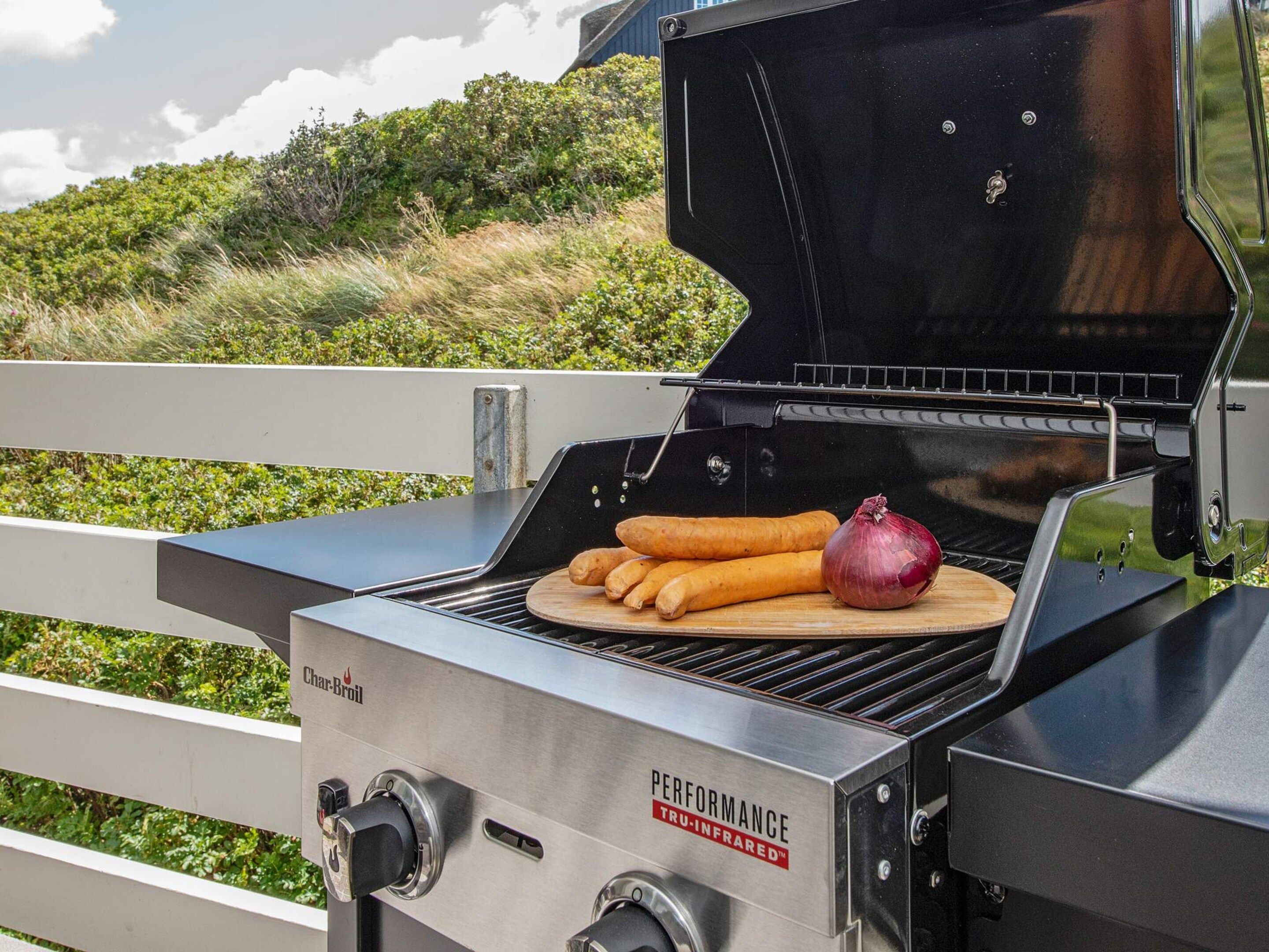 Un barbecue Char-Broil avec une finition en acier inoxydable, un bouton de commande et une étiquette indiquant « Performance Tru-Infrared ».