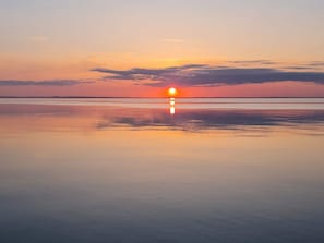 A sunset over a calm body of water with a clear horizon. - 8 Person Holiday Home in Nordborg (Nordborg)