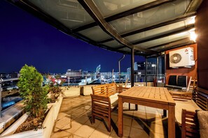 Outdoor dining - Spacious modern apartment. Large balcony overlooking the city line and mountains (Sofia)