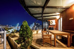 Outdoor dining - Spacious modern apartment. Large balcony overlooking the city line and mountains (Sofia)
