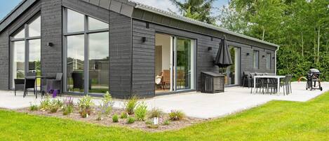 ハウス | 屋外ダイニングエリア