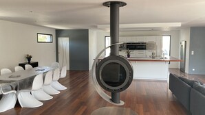 Una cocina moderna con armarios blancos, electrodomésticos de acero inoxidable y una isla central.