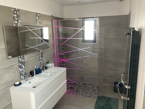 Douche, sèche-cheveux, serviettes fournies