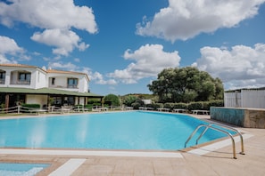 Een seizoensgebonden buitenzwembad