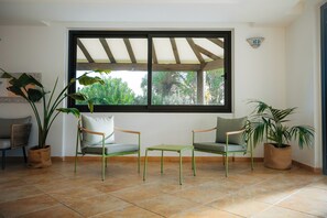 Bar (trong khuôn viên)