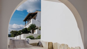 A white building with a staircase leading up to a balcony. - La Smeraldina Resort (Santa Teresa di Gallura)
