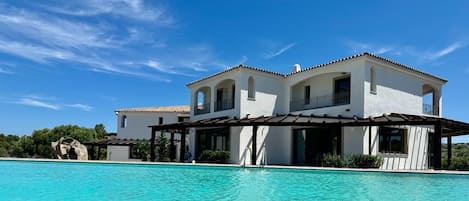 Una piscina al aire libre de temporada