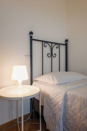 Ylelliset vuodevaatteet, tallelokero huoneessa, vauvan matkasänky