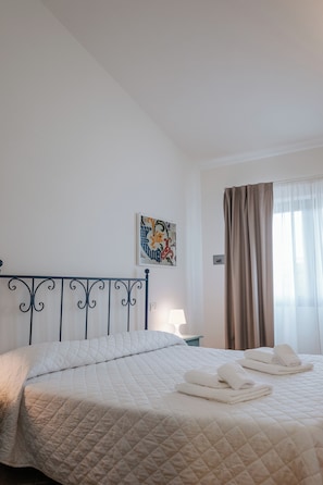 Quarto casal básico | Roupas de cama premium, cofres nos quartos, berço de viagem