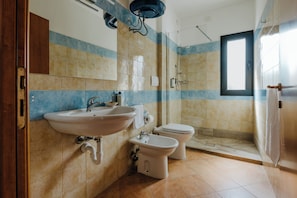 Regadera, regadera tipo lluvia, secadora de cabello, bidet