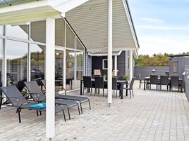 Un patio al aire libre con asientos y una parrilla.