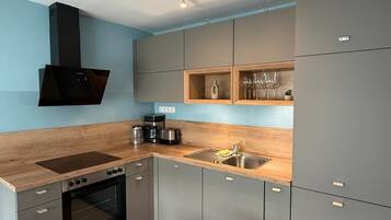 Kühlschrank, Mikrowelle, Ofen, Herdplatte