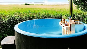 House | Outdoor spa tub